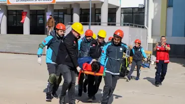 Deprem tatbikatı sırasında öğrenciler