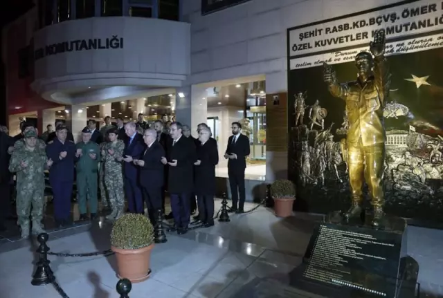 Bordo bereli genç subay