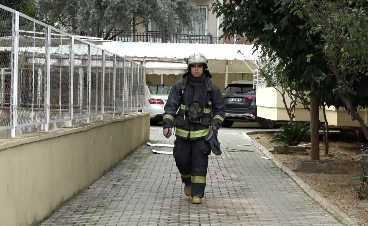 Alanya'da 4 Katlı Apartmanda Çıkan Yangın Kontrol Altına Alındı