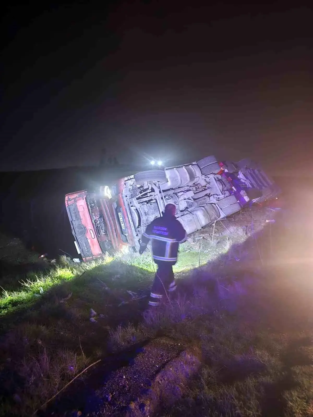 Mardin’in Nusaybin İlçesinde Tır Devrildi, Sürücü Hastaneye Kaldırıldı