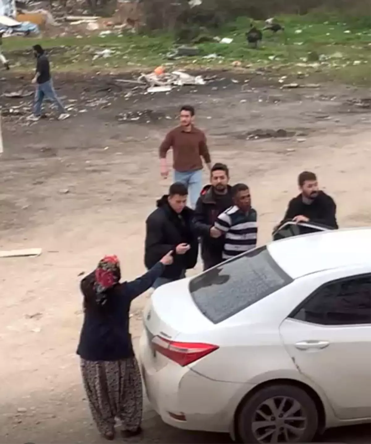 Sakarya’nın Erenler Mahallesi’nde Firari Uyuşturucu Şahıs Mahalle Desteğiyle Yakalandı