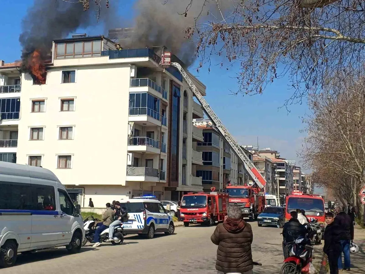 Salihli'de 4 Katlı Bina Yangını Hızlı Müdahale ile Kontrol Altına Alındı