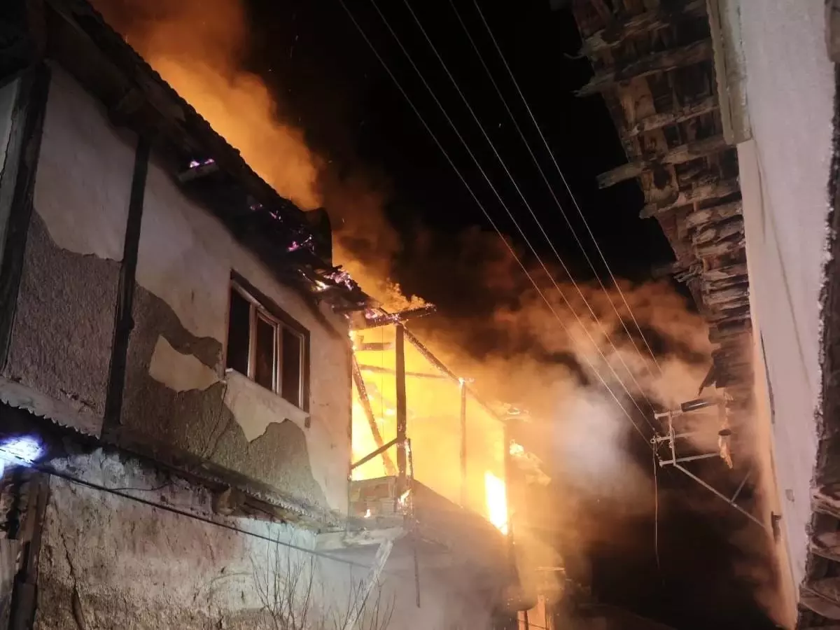 Uşak Banaz’da Çıkan Ev Yangını Başarıyla Söndürüldü