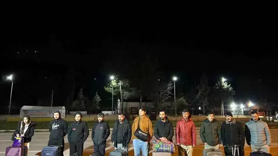 Jandarma tarafından yakalanan kaçak göçmenler