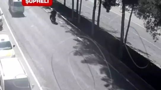 Polis memurları motosiklet sürücüsüne dur ihtarı verdi