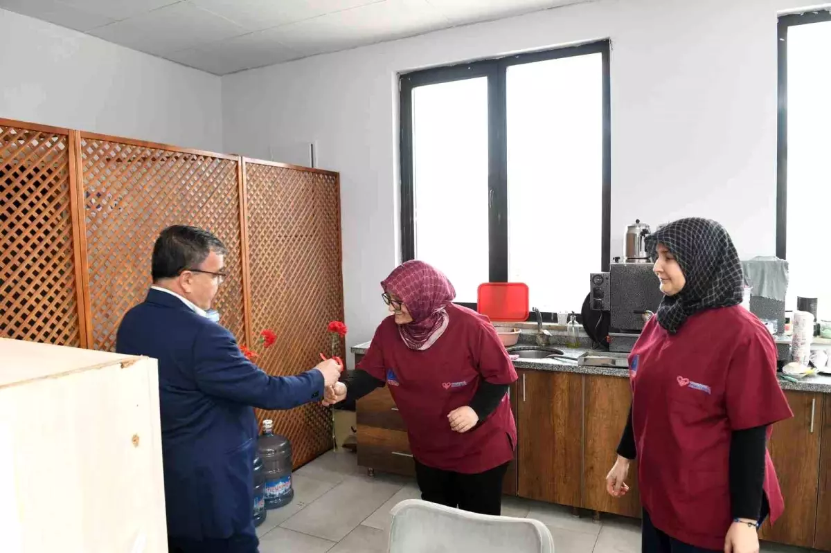 Altıeylül Belediyesi, Kadın Çalışanları Karanfilli Sürprizle Karşıladı