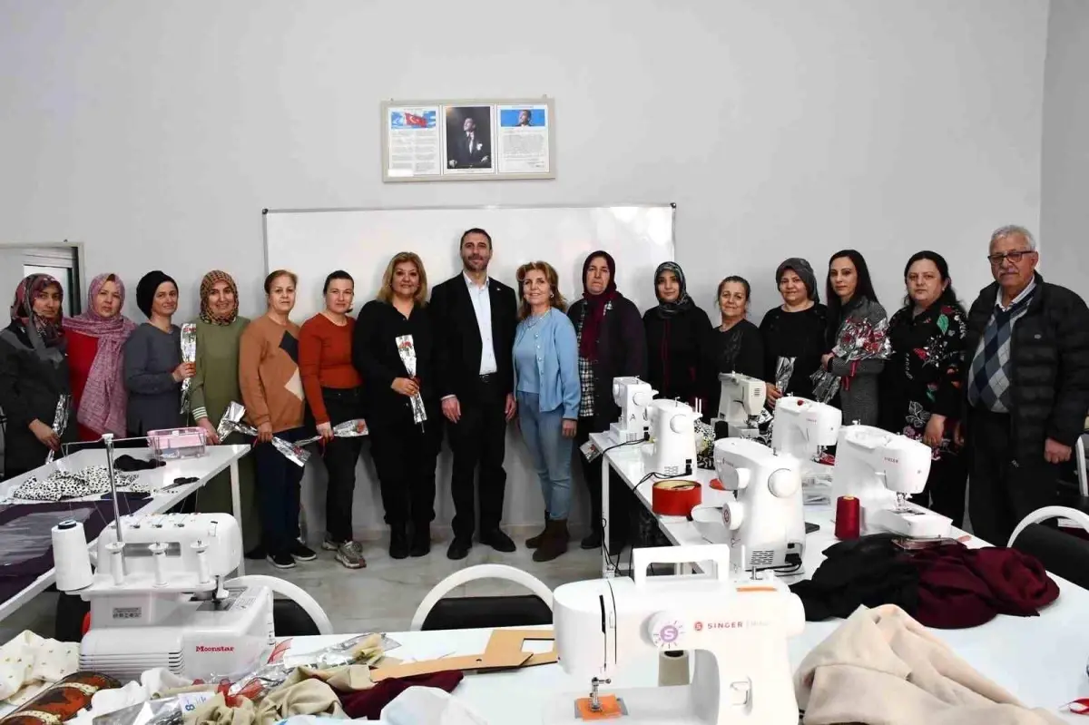 Beylikova’da 8 Mart’da Bin Çiçekle Kadınların Emekleri Kutlandı