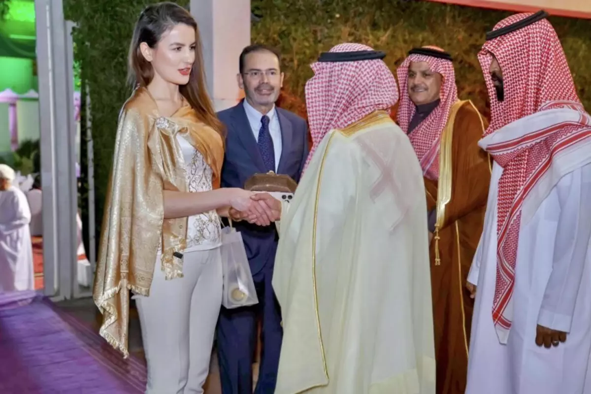 Umman Büyükelçisi Olga Selykh’in İftar Giyimi Sosyal Medyada Gündemde