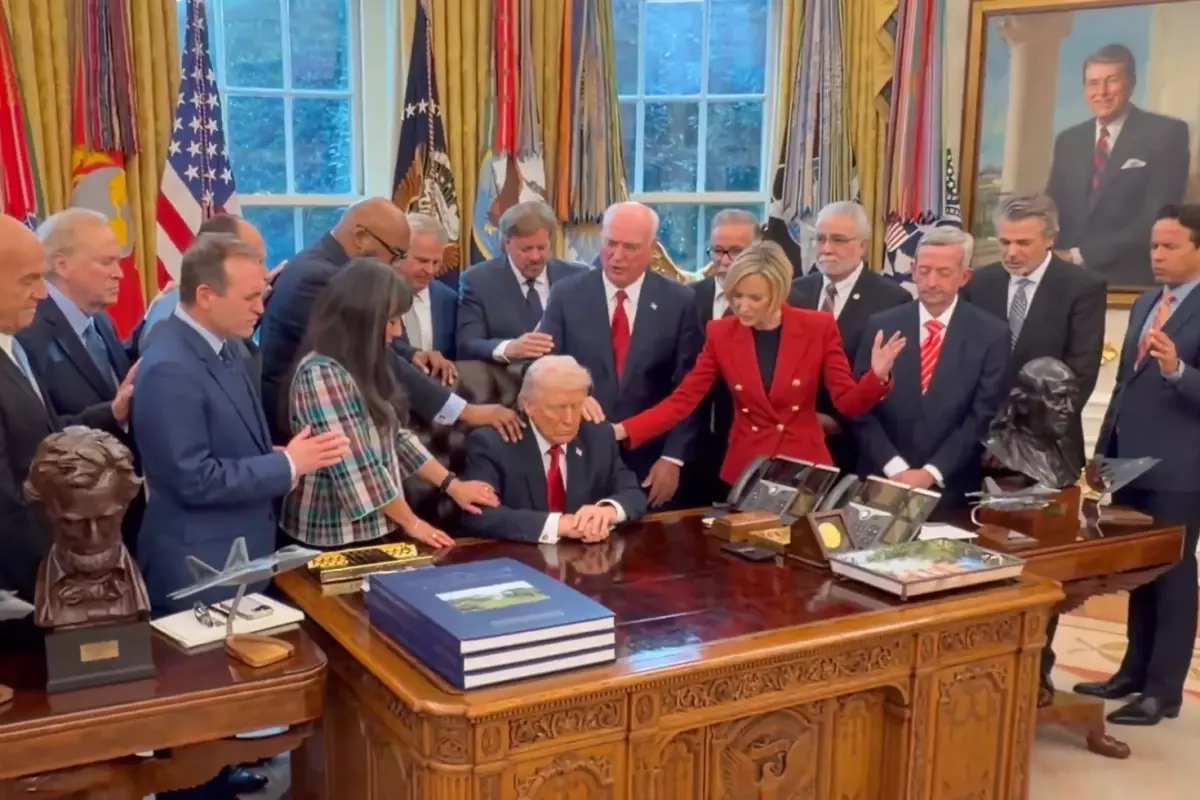 Trump Oval Ofis'te Dini Liderlerin Duasına Katıldı, Görüntüler Sosyal Medyada Gündemde