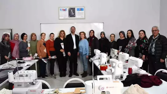 Beylikova’da kadınlara çiçek dağıtımı sırasında çekilen fotoğraf