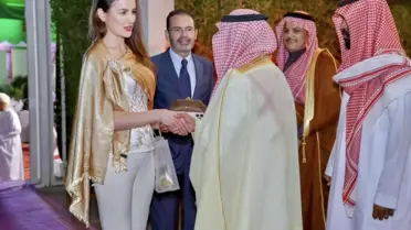 İftar daveti sırasında büyükelçinin kıyafeti