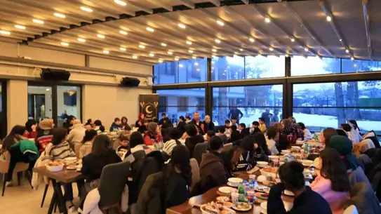 Etkinlikte iftar yapan yetim çocuklar