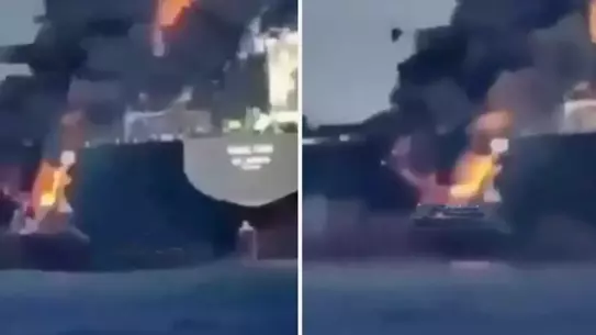 İHA ile vurulan geminin yan tarafındaki alevler