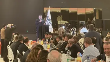 MÜSİAD iftar programında konuşma yapan temsilci