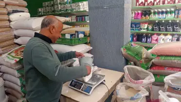 Hayırseverin bakkal içindeki ödeme anı