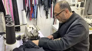 Adem Koz iş başında, dikiş makinesiyle çalışıyor