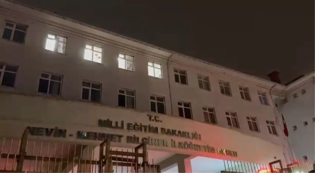 Bağcılar'da İlkokul Bodrum Katında Çıkan Yangın Hızla Kontrol Altına Alındı