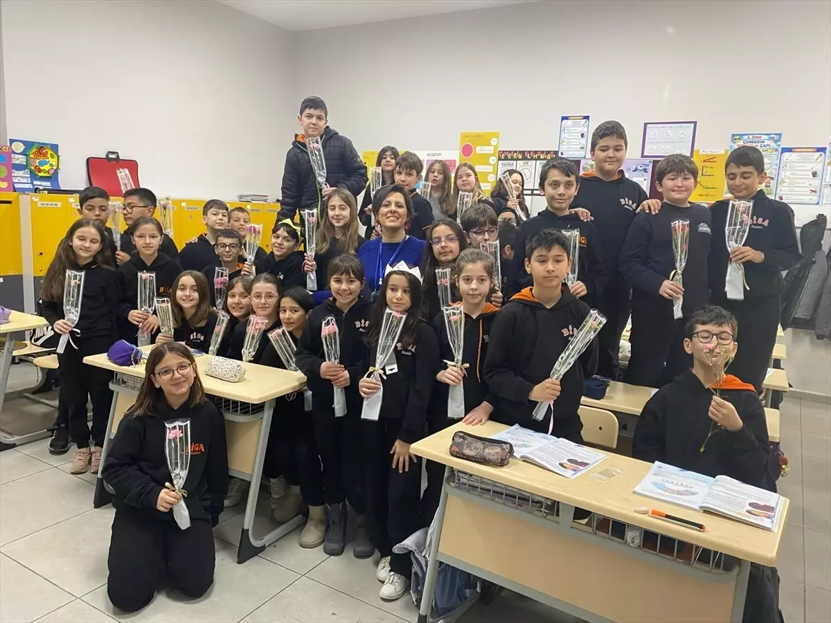 Biga’da Öğrenciler, Kayıp Öğretmen Anısına Karanfil Dağıttı