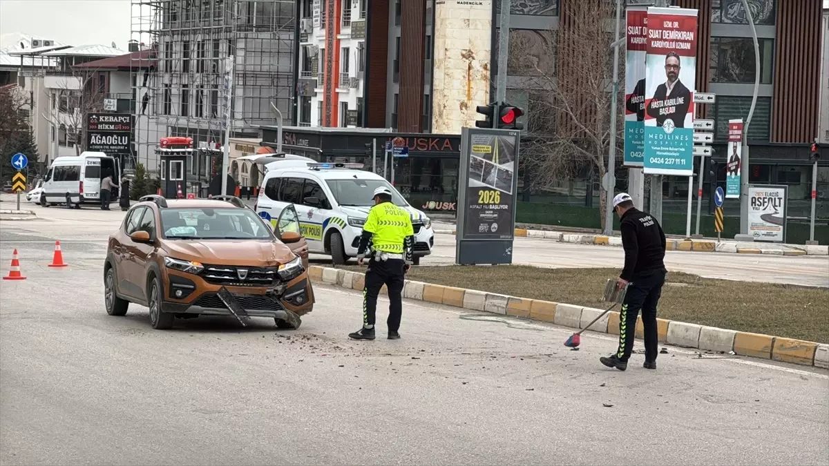 Elazığ'da Zincirleme Çarpışma: 3 Araç Karıştı, 1 Yaralı