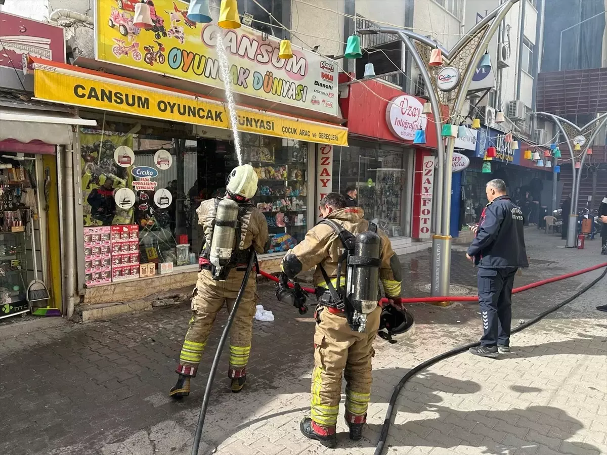 İskenderun'da Oyuncak Dükkanında Çıkan Yangın Hızla Kontrol Altına Alındı