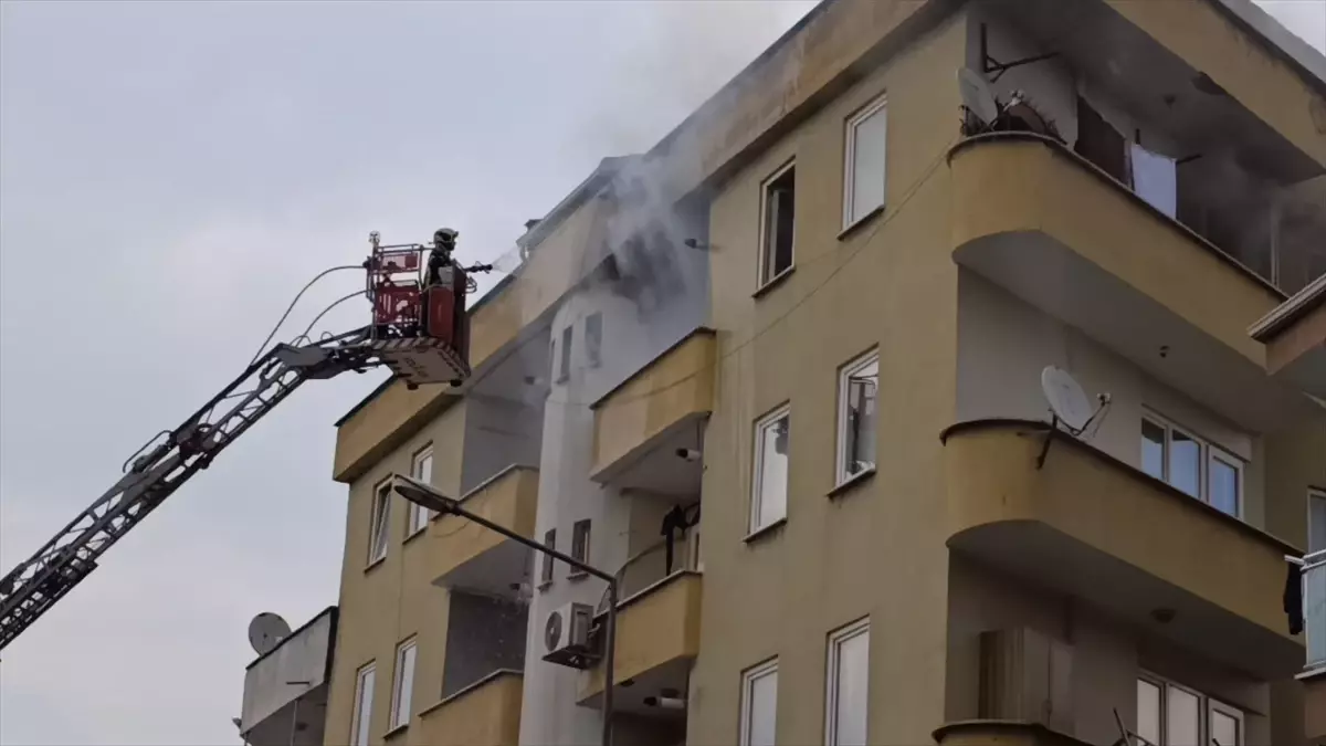 İnegöl'de Kamyonet Kazası Sonrası 5 Katlı Apartmanda Yangın Korkuttu