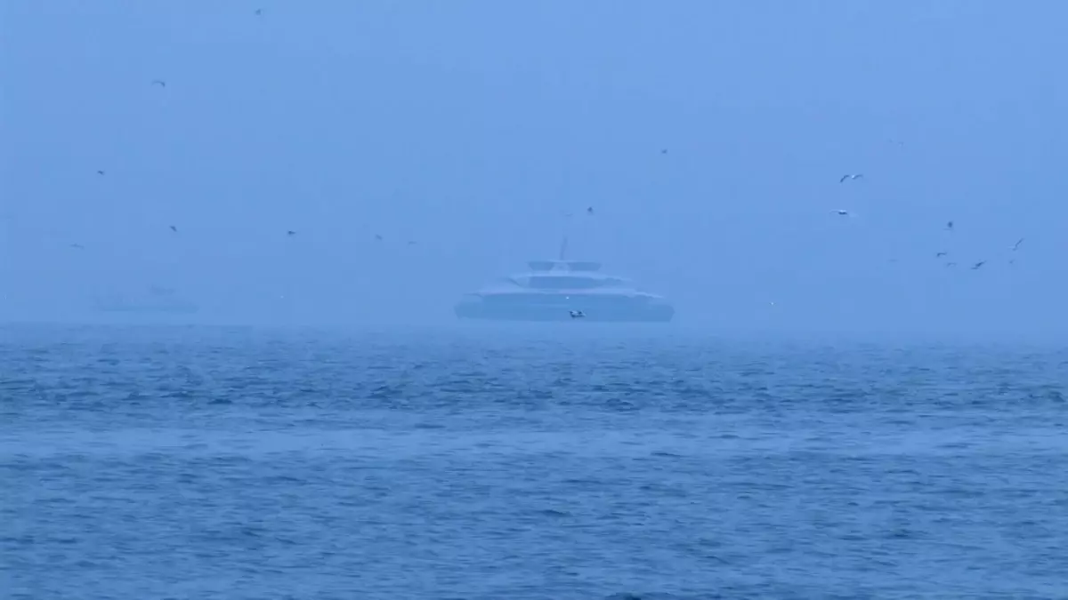 İstanbul Boğazı’nda Yoğun Sis Görüntüleri Şehir Hayatını Etkiliyor