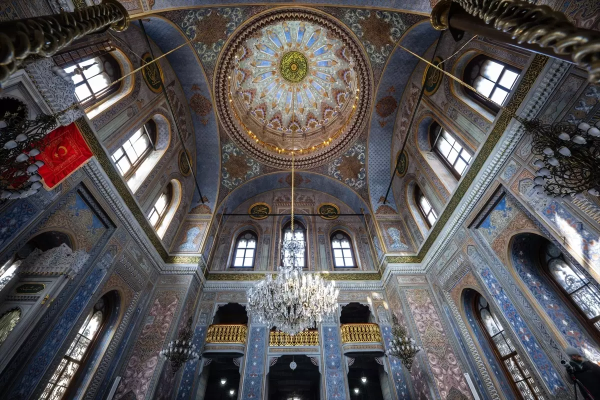 Pertevniyal Valide Sultan Camii: Osmanlı ve Batı’nın Buluşma Noktası