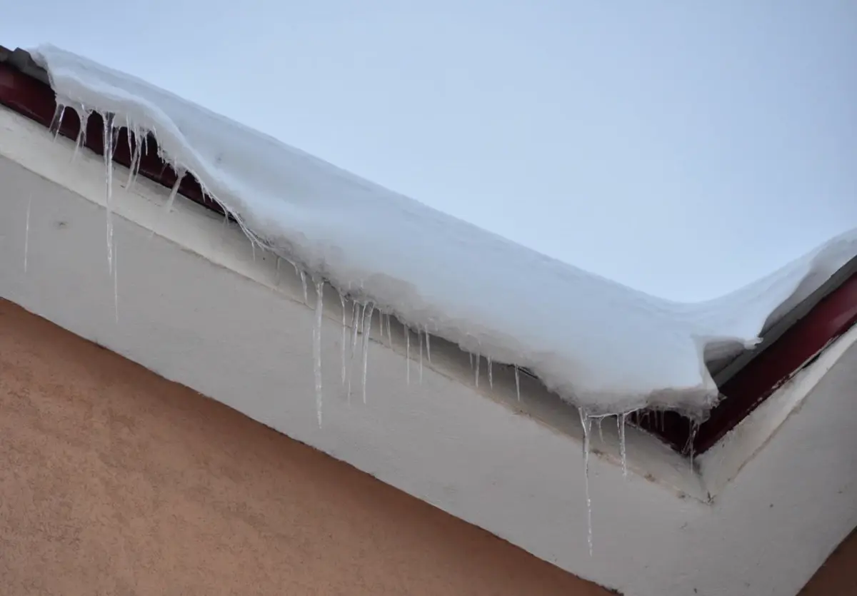 Kars’ta Çatıları Saran 2 Metrelik Buz Sarkıtları Tehlike Oluşturdu
