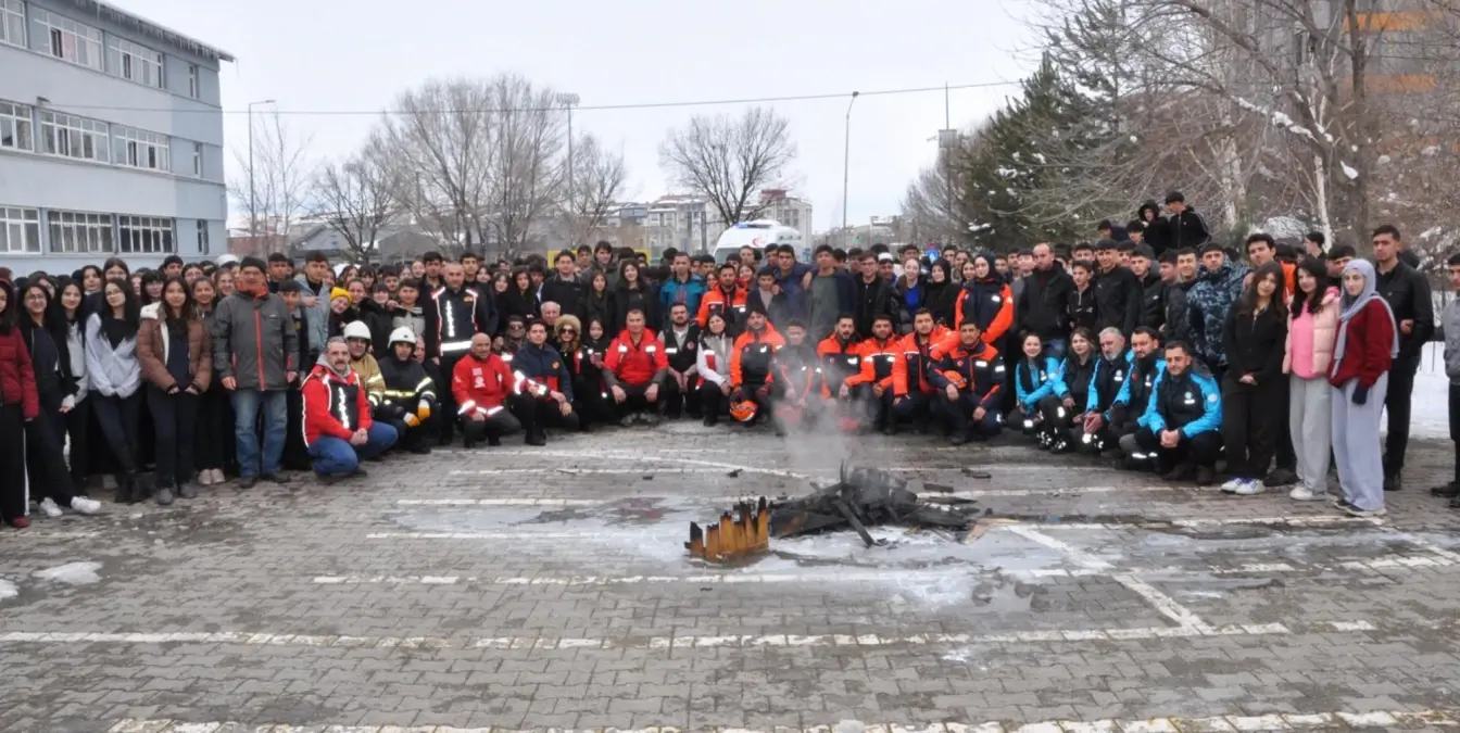 Alpaslan Anadolu Lisesi'nde Deprem Tatbikatı: Öğrenciler Gerçekçi Eğitim Aldı