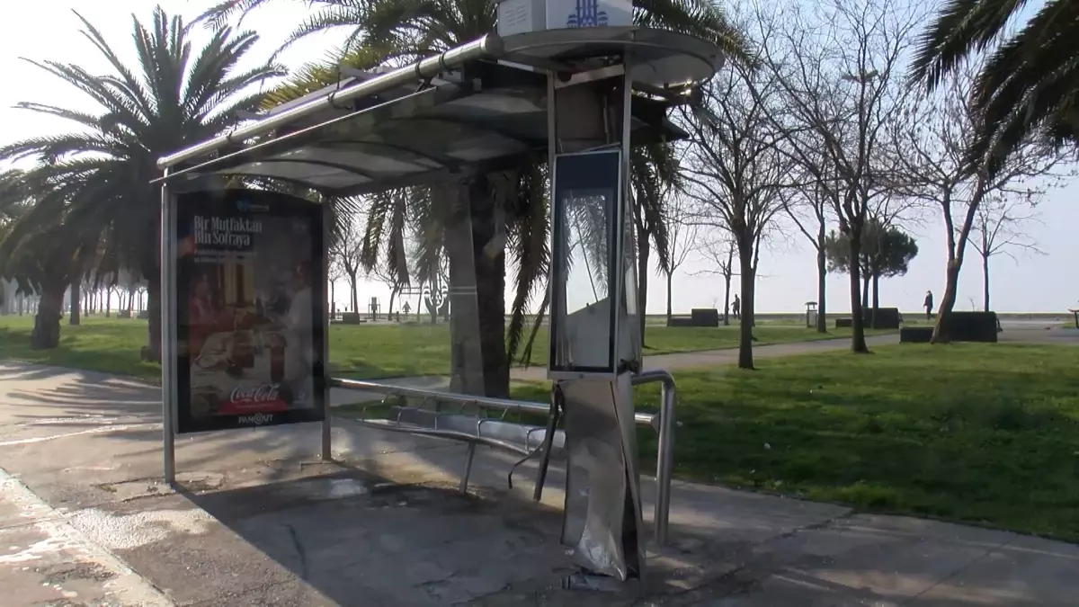 Kartal’da Kırmızı Işıkta Otomobil ve TIR Çarpıştı: Sürücü Yaralı