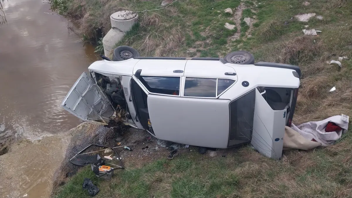 Kütahya'nın Tavşanlı İlçesinde Araç Çarpışması: 1 Araç Dereye Sıçradı, 3 Yaralı