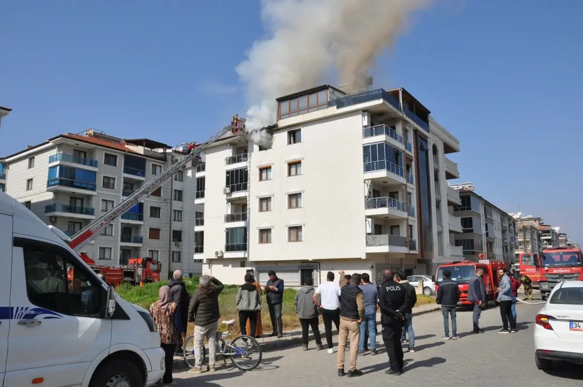 Manisa'nın Salihli İlçesinde 4 Katlı Binada Çatıyı Yakan Yangın Kontrol Altına Alındı