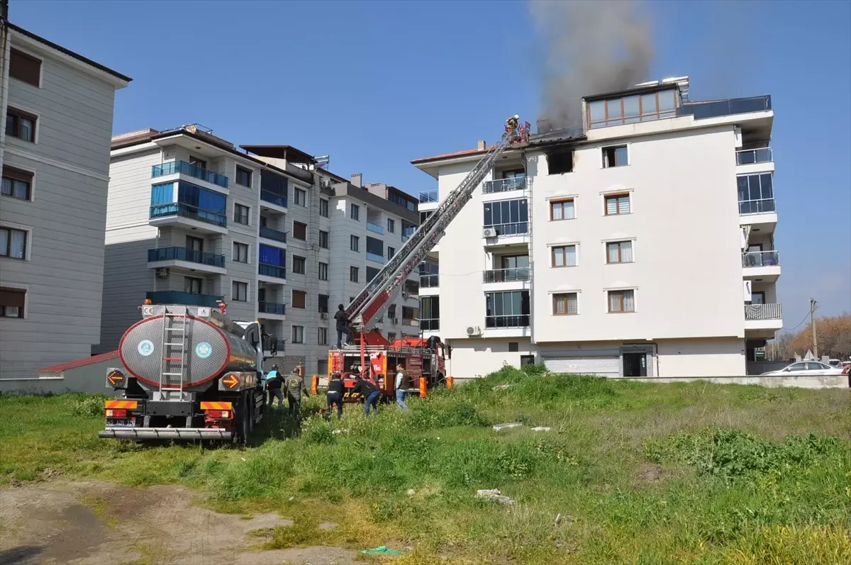 Manisa Salihli'de Apartman Yangını Kontrol Altına Alındı
