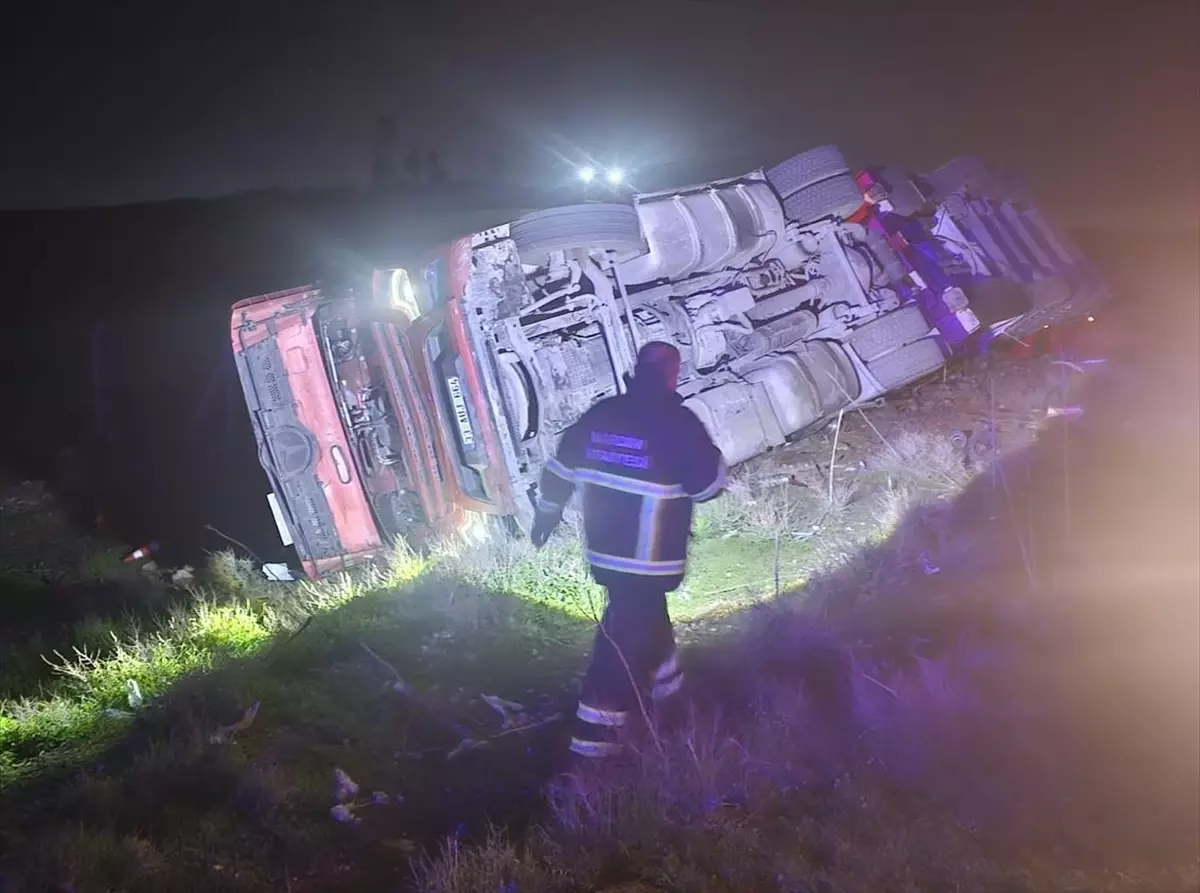 Nusaybin'de Tır Kazası: Sürücü Hastaneye Kaldırıldı