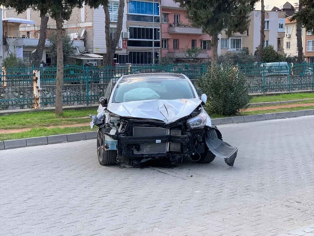 Nazilli'de Otobüs Durağına Çarpan Araçta İki Kişi Yaralandı