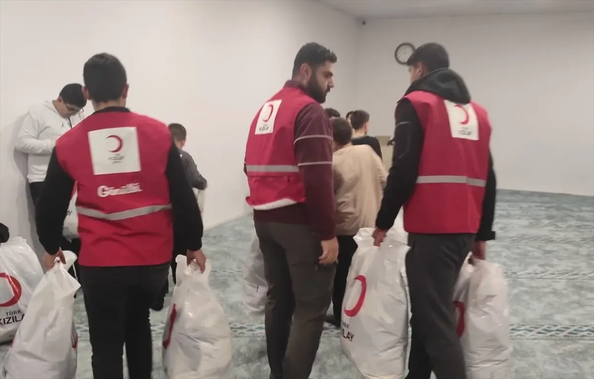 Türk Kızılayı Elazığ’da Bayram Öncesi Kur'an Kursu Öğrencilerine Kıyafet Desteği Sağladı