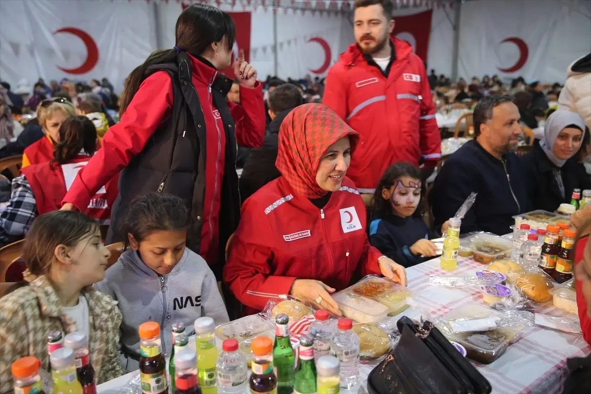 Hatay'da Kızılay İftar Programı: Başkan Yılmaz Depremzedelerle Buluştu