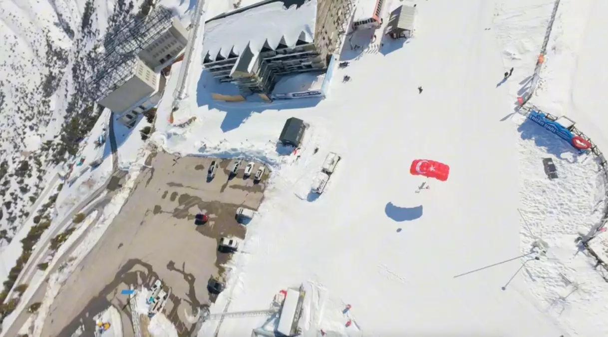 Cengiz Koçak, Ergan Dağı'ndan 500 Metre Yükseklikte Heyecanlı BASE Jump Performansı Sergiledi