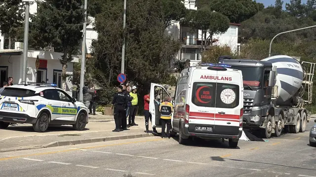 Kaza yerinde toplanan kalabalık