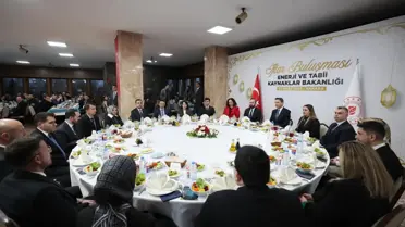 İftar programında bakan Bayraktar ve çalışanlar