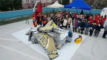 Deprem tatbikatı sırasında öğrencilerin arama kurtarma çalışması