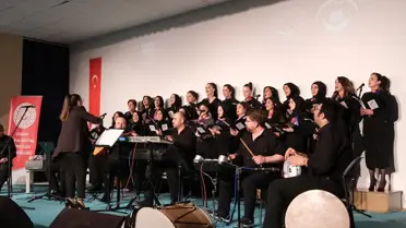 Korodaki şarkıcıların performansı