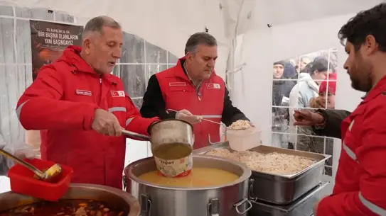 İhtiyaç sahiplerine yemek dağıtan ekip