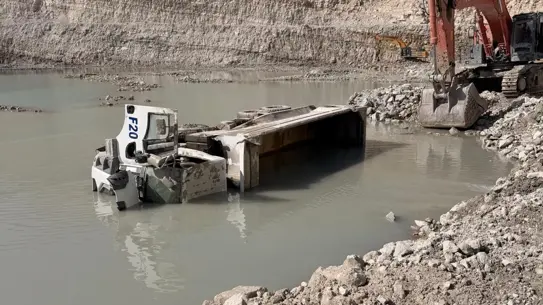 Devrilen hafriyat kamyonunun detaylı fotoğrafı