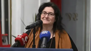 DMD etkinliğinde konuşma yapan kadın büyükelçi