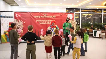 İftar programında çocuklar hediyeler alıyor