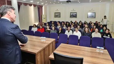 Belediye Başkanı Soyuak çiçek takdim ederken