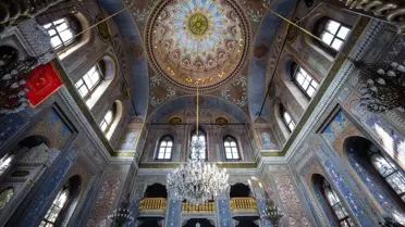 Pertevniyal Valide Sultan Camii iç mekânı