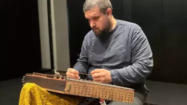 Sedat Anar sahnede santur çalıyor