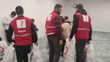 Kızılay gönüllülerinin kıyafet dağıtımı